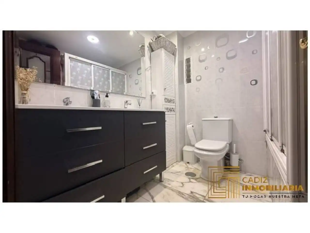 Baño de Piso en venta en Cádiz con Aire acondicionado