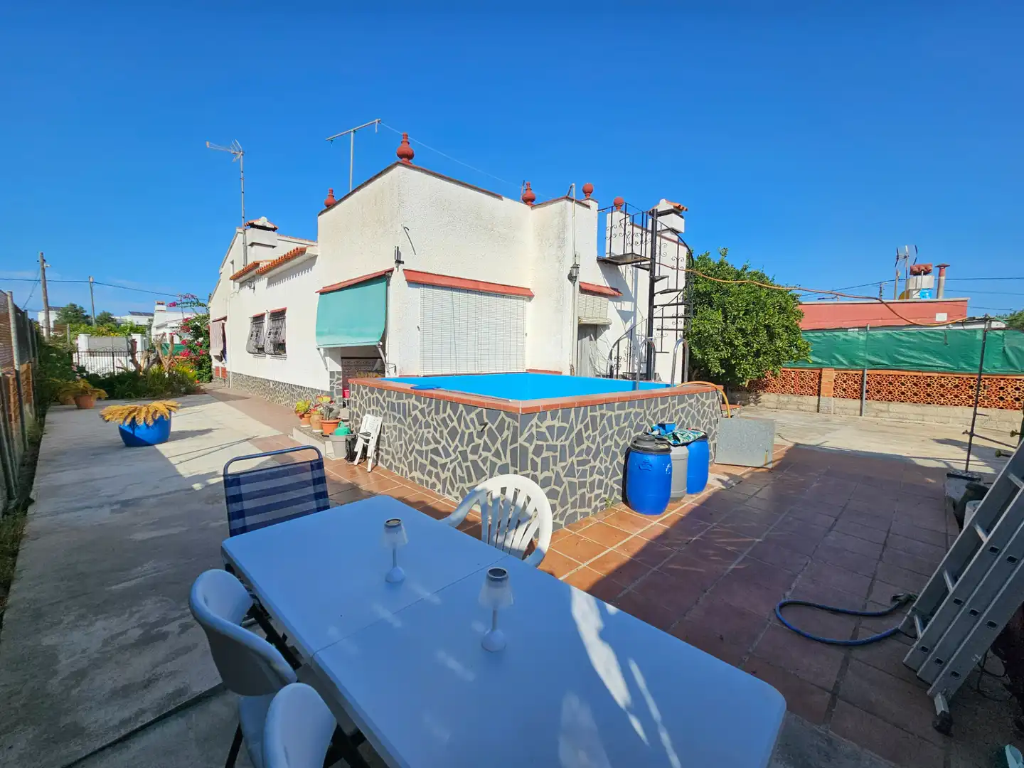 Vista exterior de Casa o xalet en venda en Oliva amb Jardí privat, Piscina i Moblat