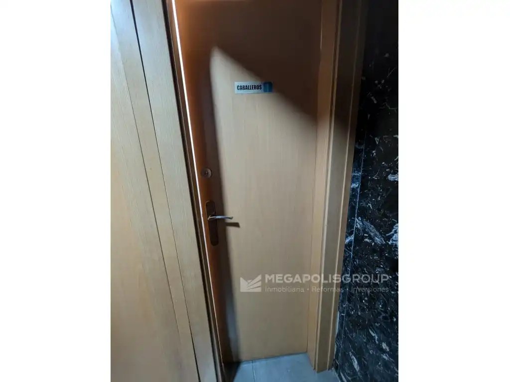 Local en venta en L'Hospitalet de Llobregat con Aire acondicionado