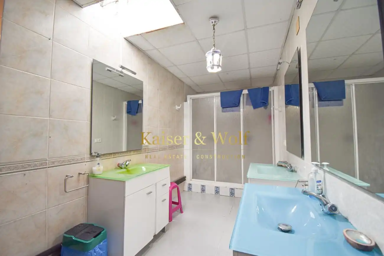 Badezimmer von Country house zum Verkauf in Elche / Elx mit Klimaanlage, Privatgarten und Terrasse