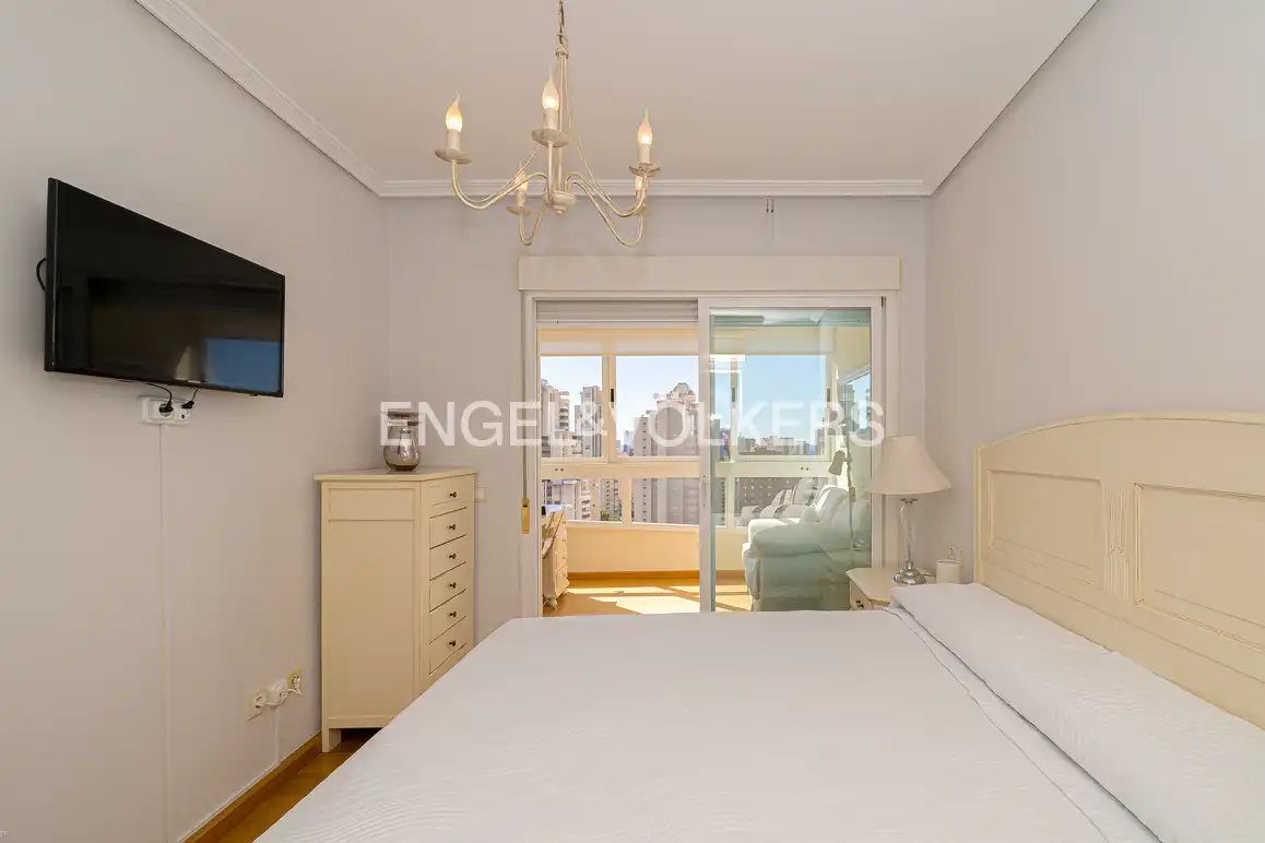 Habitación de Apartamento en venta en Benidorm con Aire acondicionado, Trastero y Amueblado