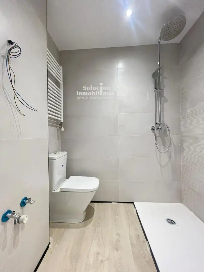 Bany de Apartament en venda en Salamanca amb Calefacció