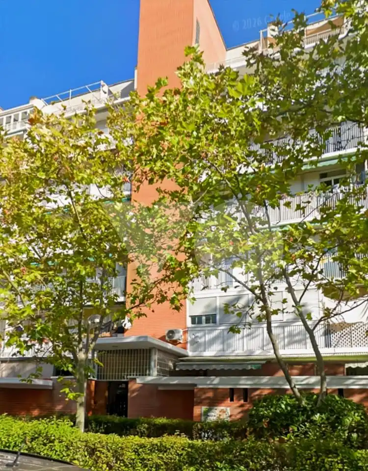 Vista exterior de Pis en venda en Madrid amb Calefacció