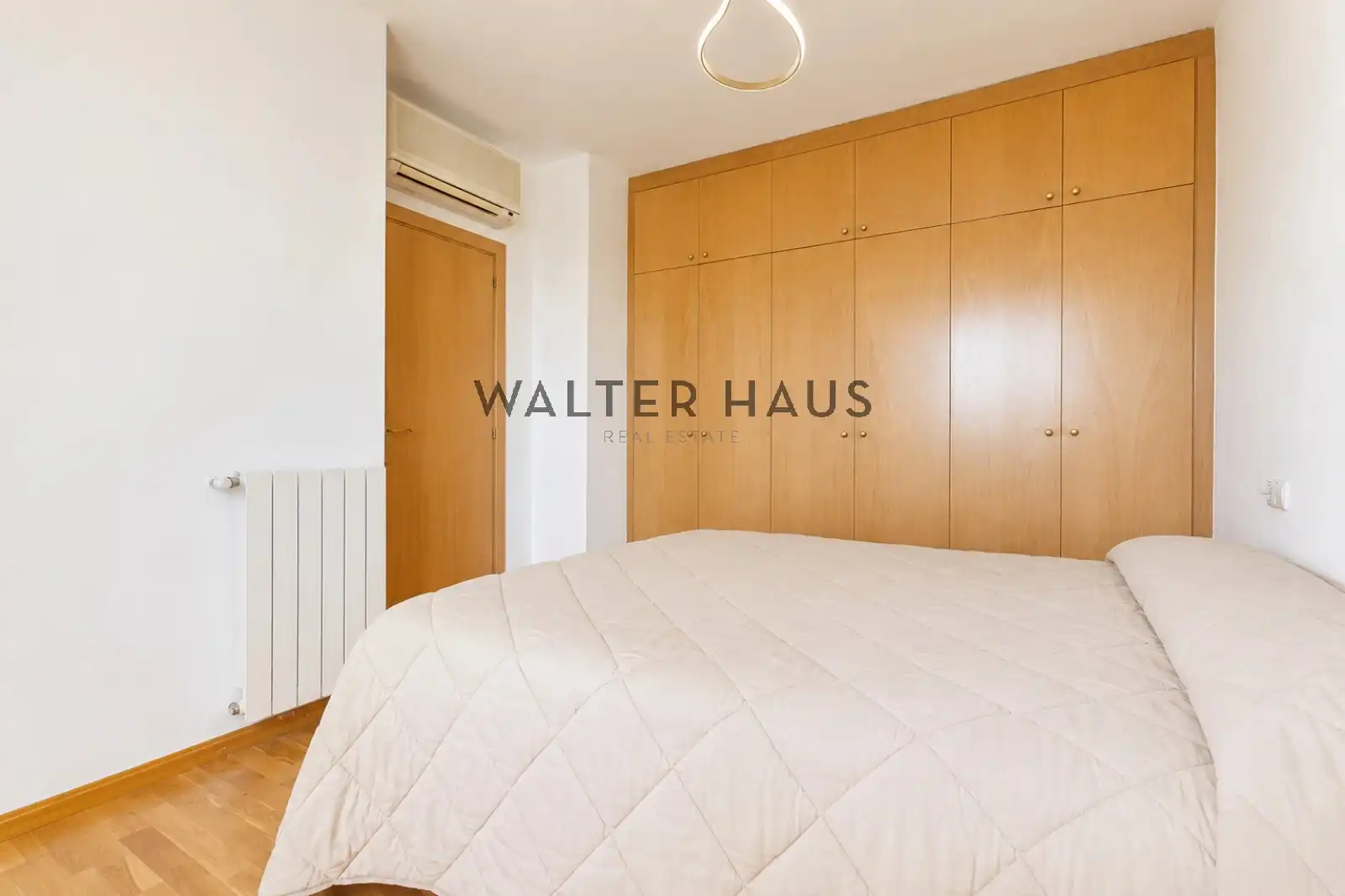 Schlafzimmer von Dachboden zum Verkauf in Barcelona mit Klimaanlage, Heizung und Parkett