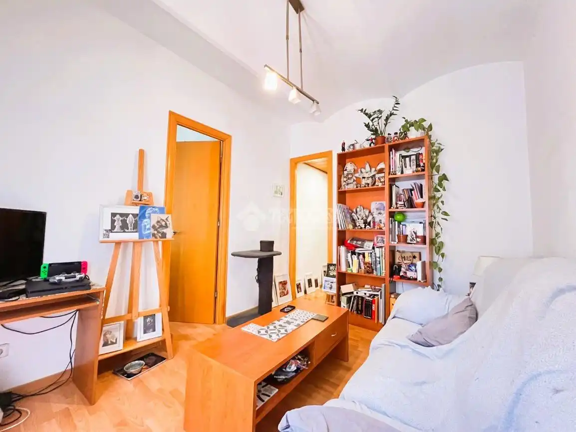 Sala de estar de Piso en venta en L'Hospitalet de Llobregat con Parquet y Balcón