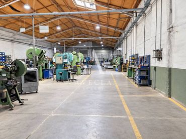 Capannone industriale in affitto a Avenida Bizet 7