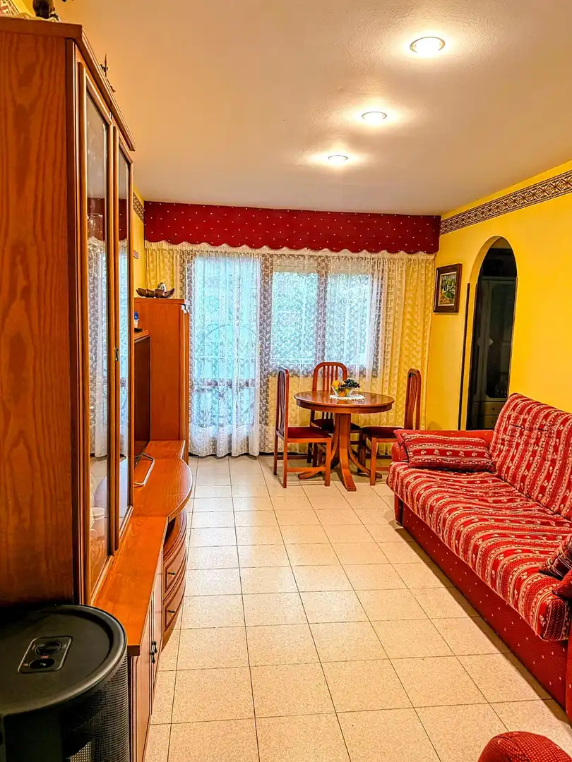 Wohnzimmer von Erdgeschoss zum Verkauf in Noja mit Privatgarten, Terrasse und Balkon