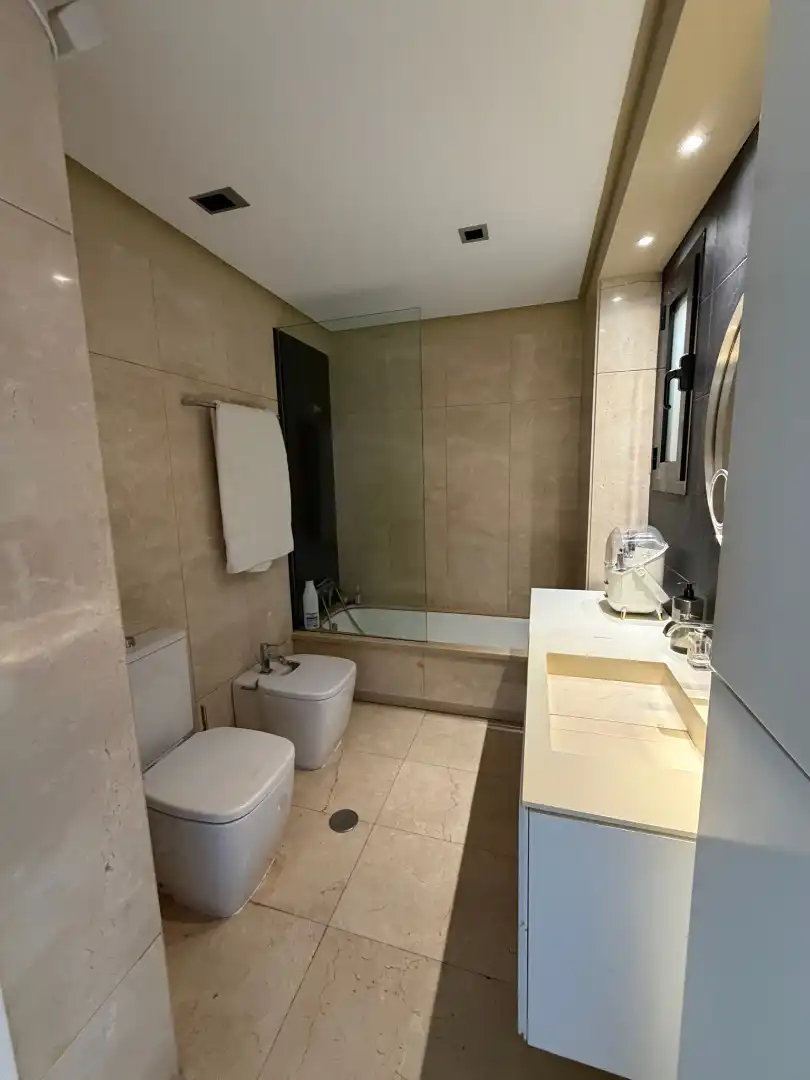 Badezimmer von Wohnung zur Miete in Almería mit Klimaanlage, Heizung und Terrasse