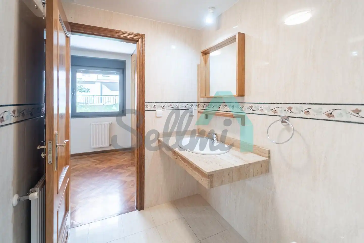 Bathroom of Flat for rent in Oviedo   with Heating, Parquet flooring and Storage room