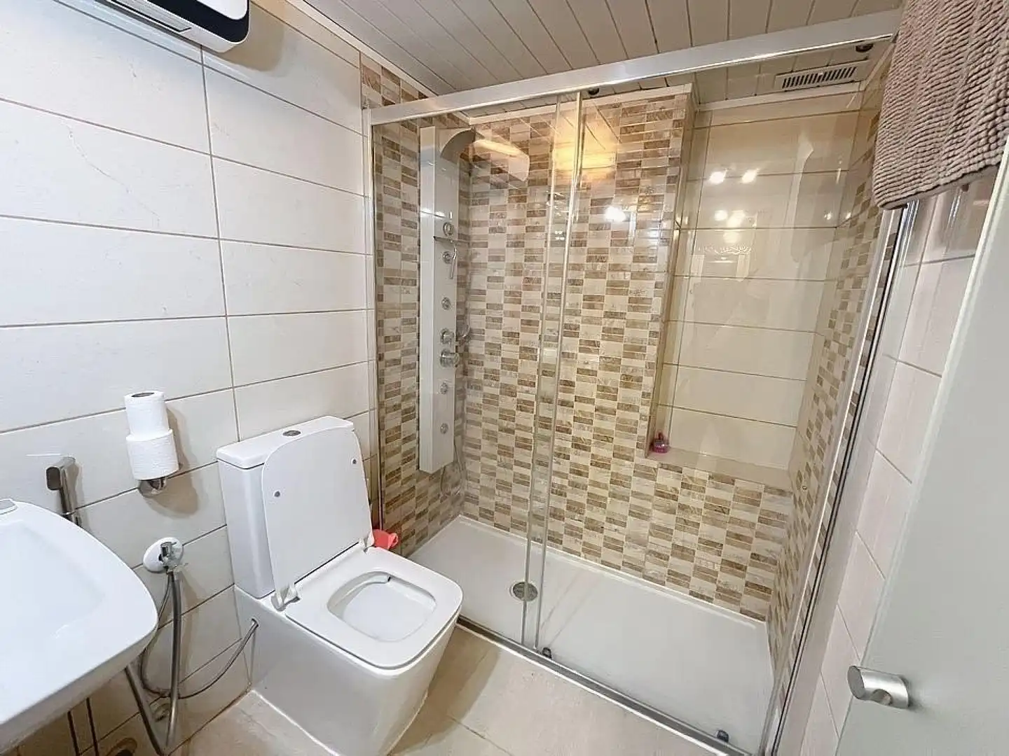 Bathroom of Apartments for sale in Roses  with Air Conditioner, Heating and Balcony