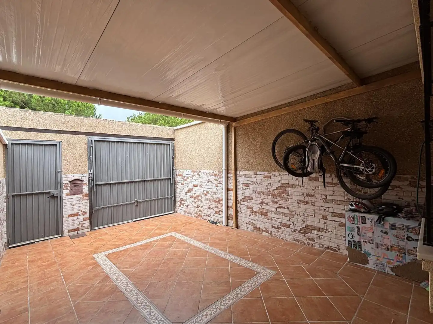 Terrassa de Casa adosada en venda en Los Barrios amb Calefacció, Jardí privat i Alarma