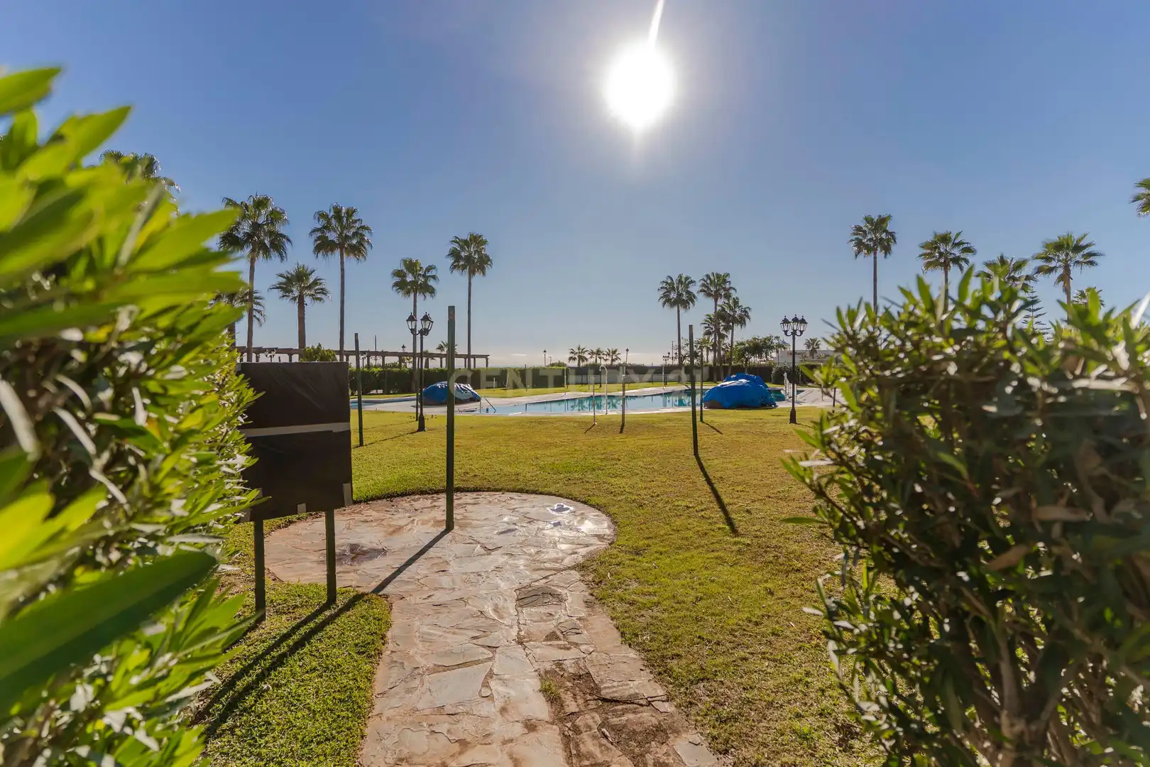 Schwimmbecken von Wohnung zum Verkauf in Manilva mit Privatgarten, Abstellraum und Gemeinschaftspool