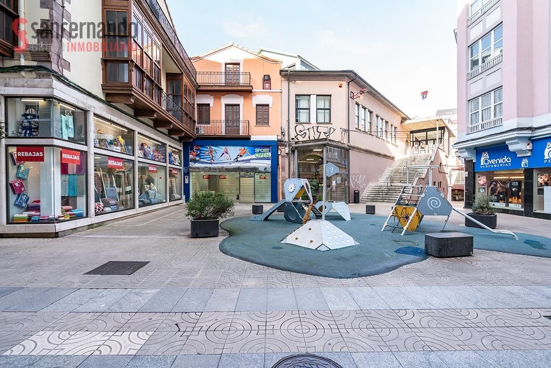Vista exterior de Casa o xalet en venda en Torrelavega  amb Aire condicionat i Balcó