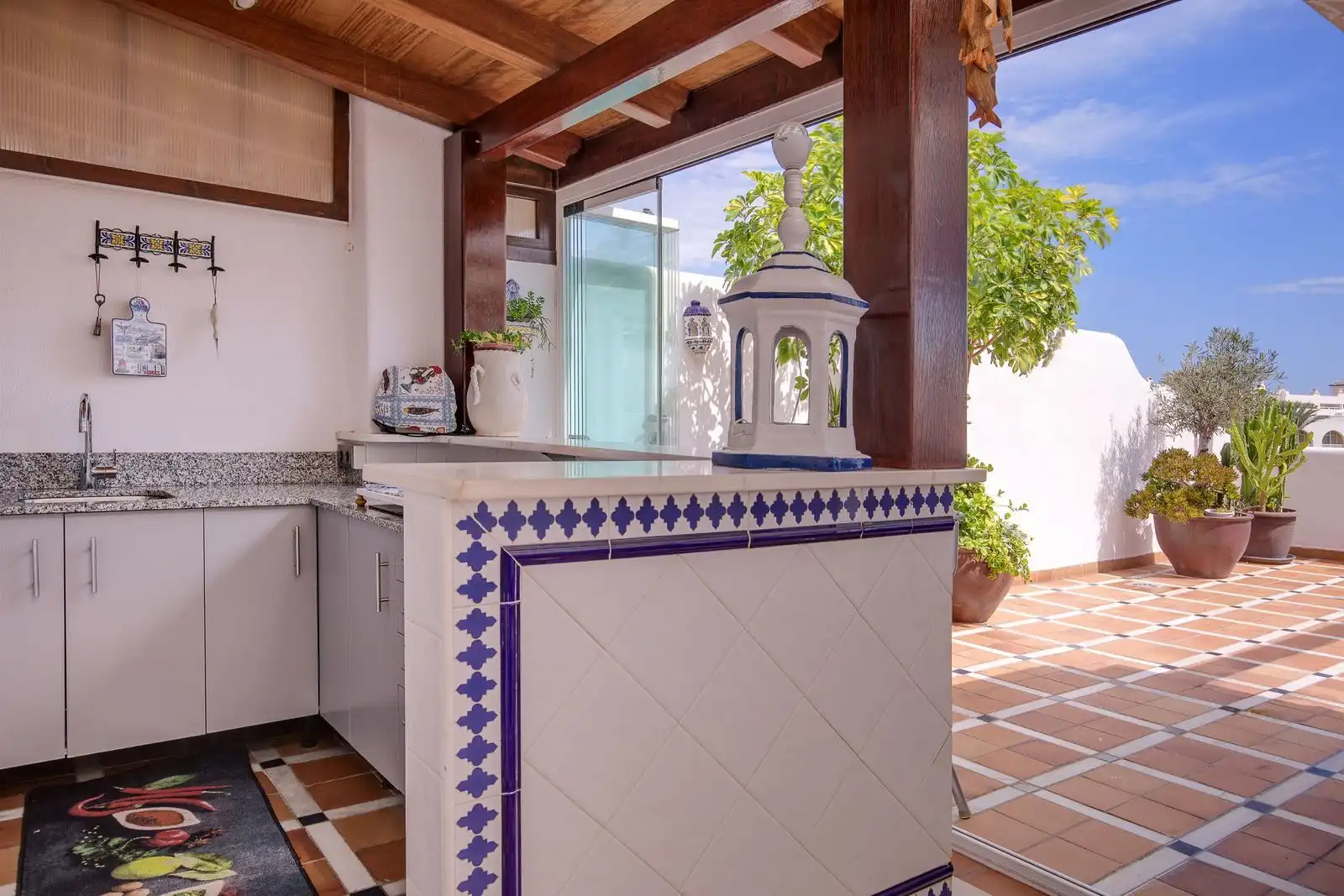 Küche von Maisonette zum Verkauf in Marbella mit Klimaanlage, Terrasse und Abstellraum