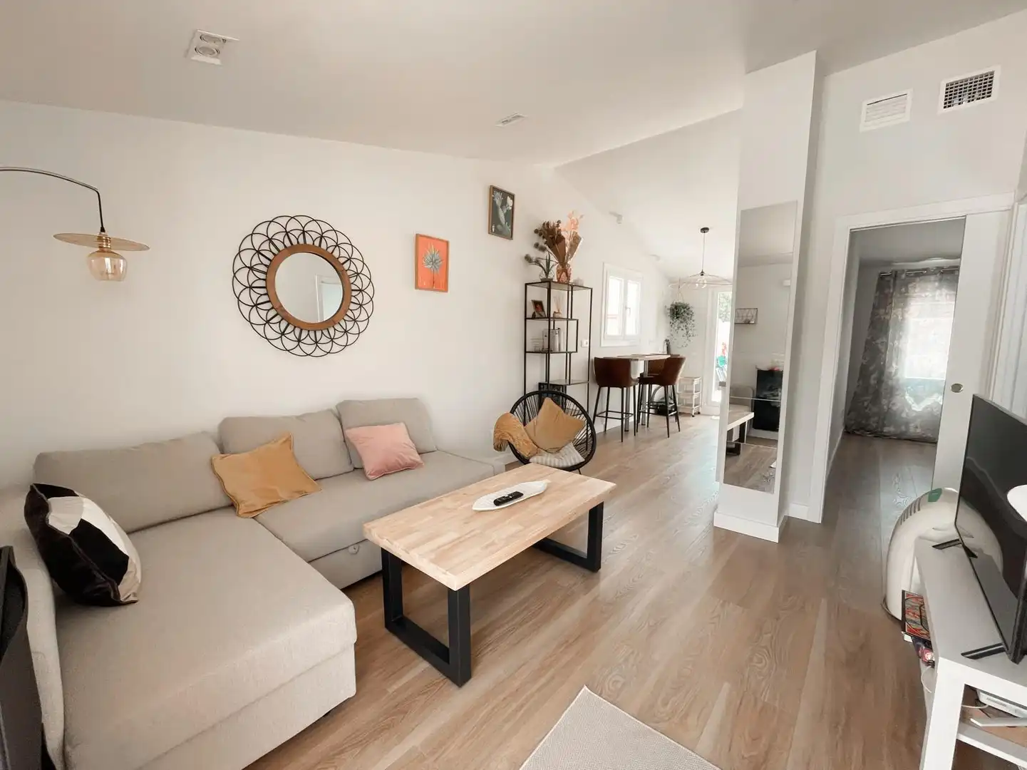 Sala d'estar de Àtic de lloguer en El Puerto de Santa María amb Aire condicionat, Terrassa i Moblat
