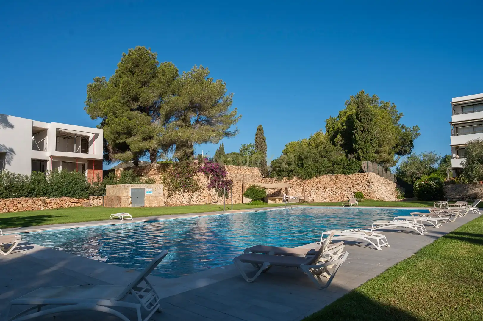 Piscina de Apartamento de alquiler en Santa Eulària des Riu con Aire acondicionado, Jardín privado y Piscina comunitaria