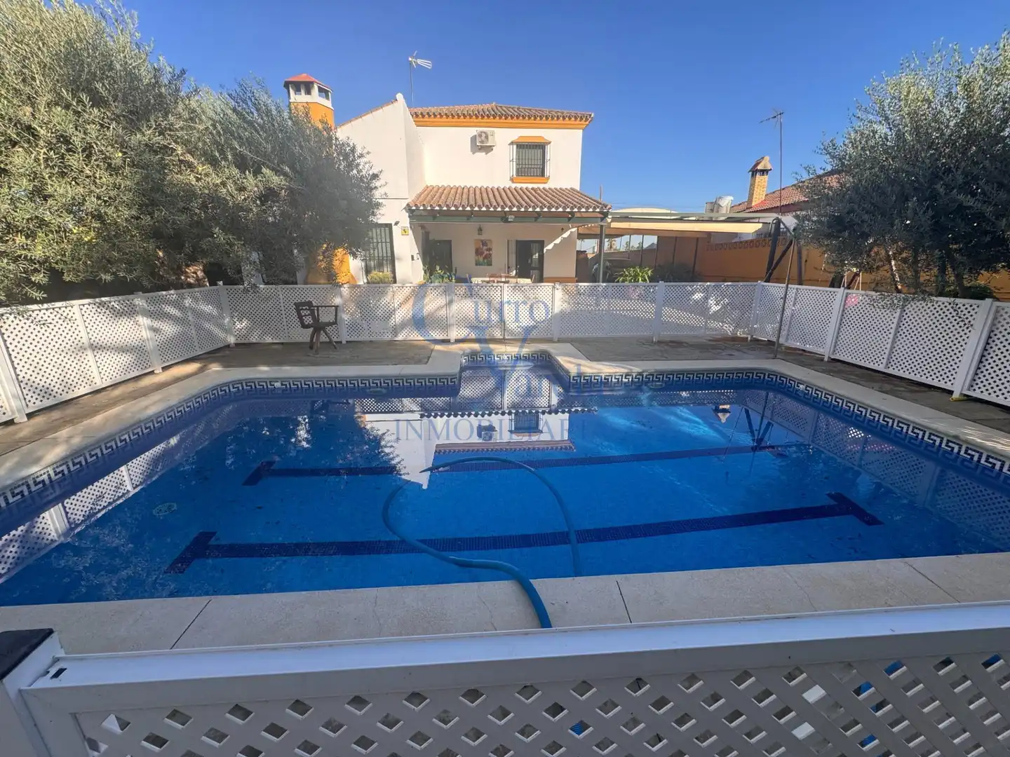 Casa rústica amb piscina en venda a Urbanizacion Jimena M