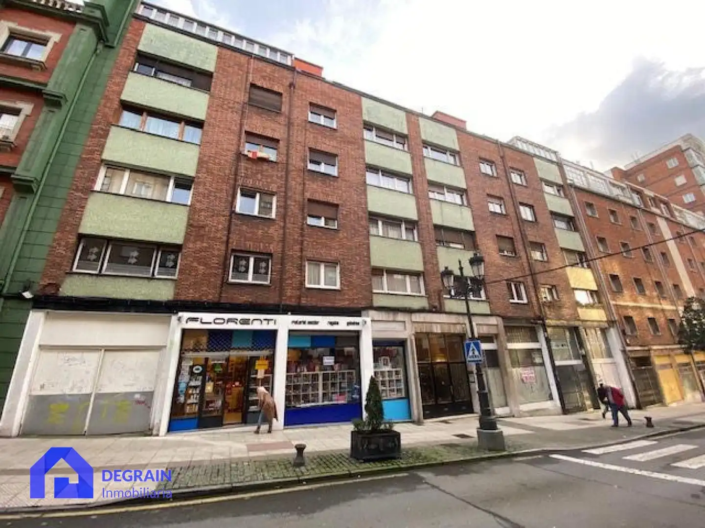 Außenansicht von Erdgeschoss zur Miete in Oviedo  mit Abstellraum und Möbliert