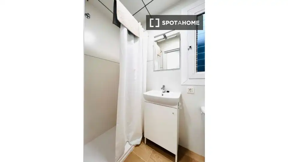 Bathroom of Flat for share in Sur