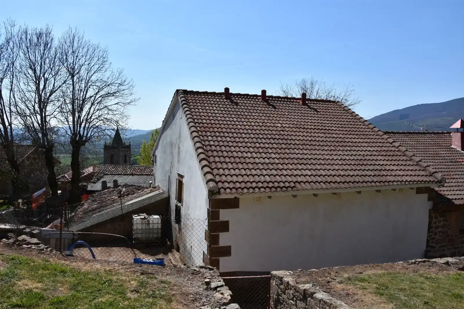 Vista exterior de Finca rústica en venda en Hermandad de Campoo de Suso amb Jardí privat