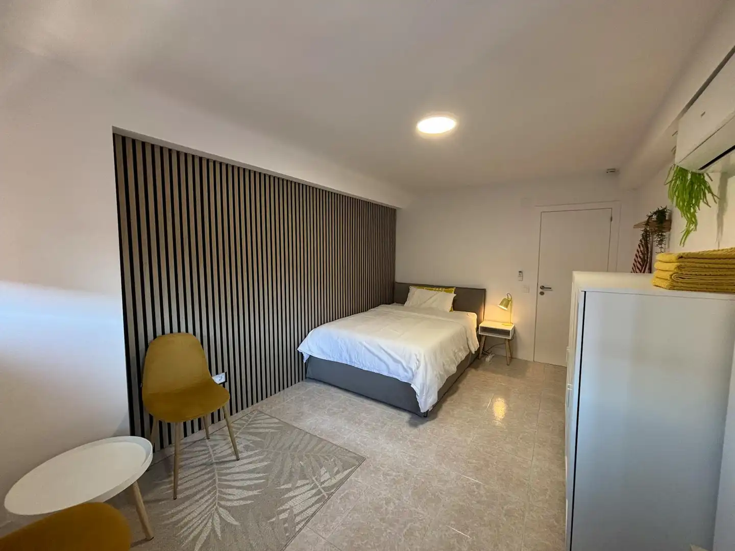 Schlafzimmer von Wohnung zur untervermieten in Valencia mit Klimaanlage, Heizung und Waschmaschine