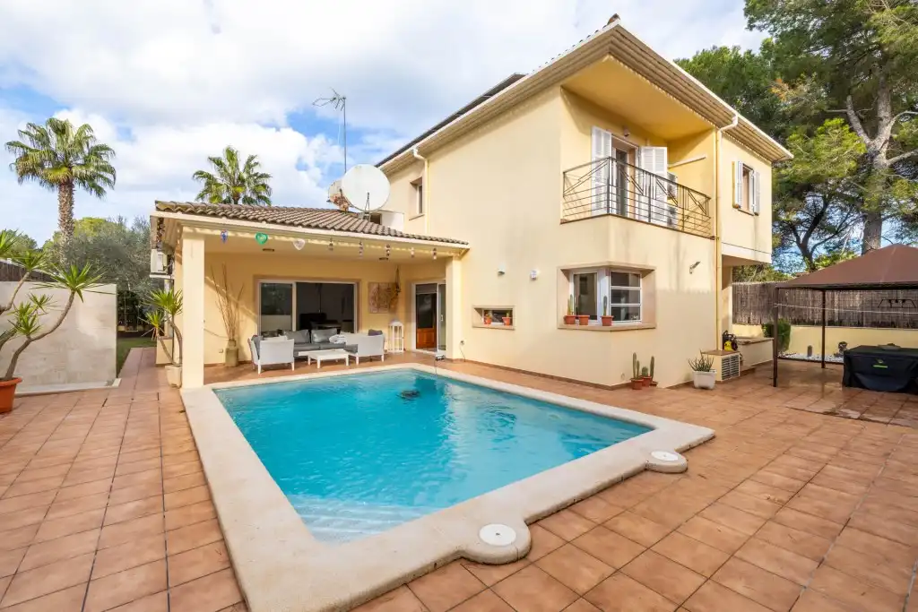 Chalet con piscina en venta en Can Picafort
