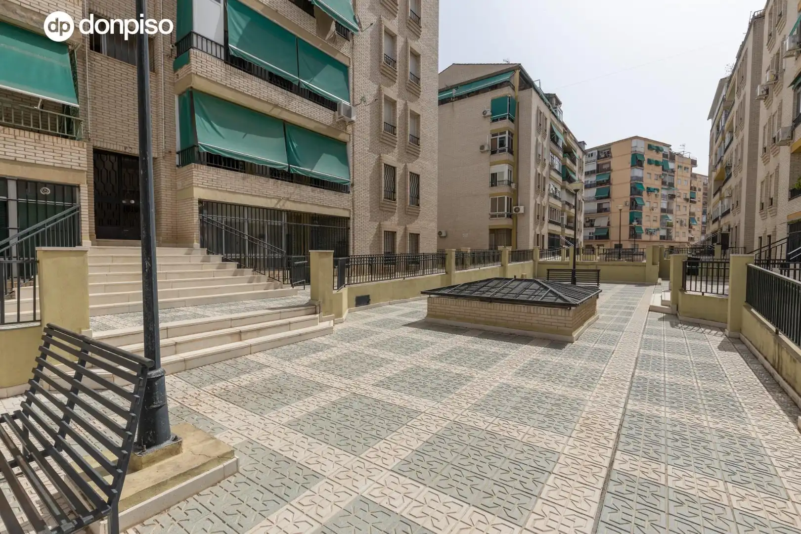 Vista exterior de Piso en venta en Granada con Aire acondicionado