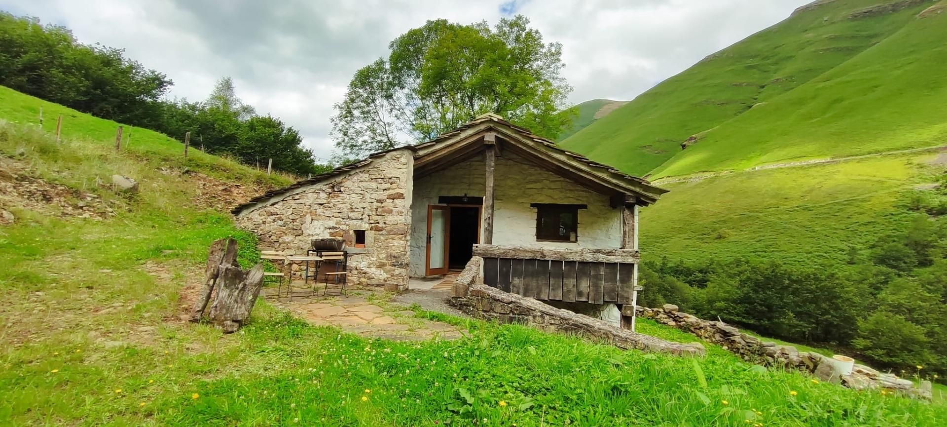 Vista exterior de Casa o xalet en venda en Vega de Pas amb Calefacció, Jardí privat i Balcó