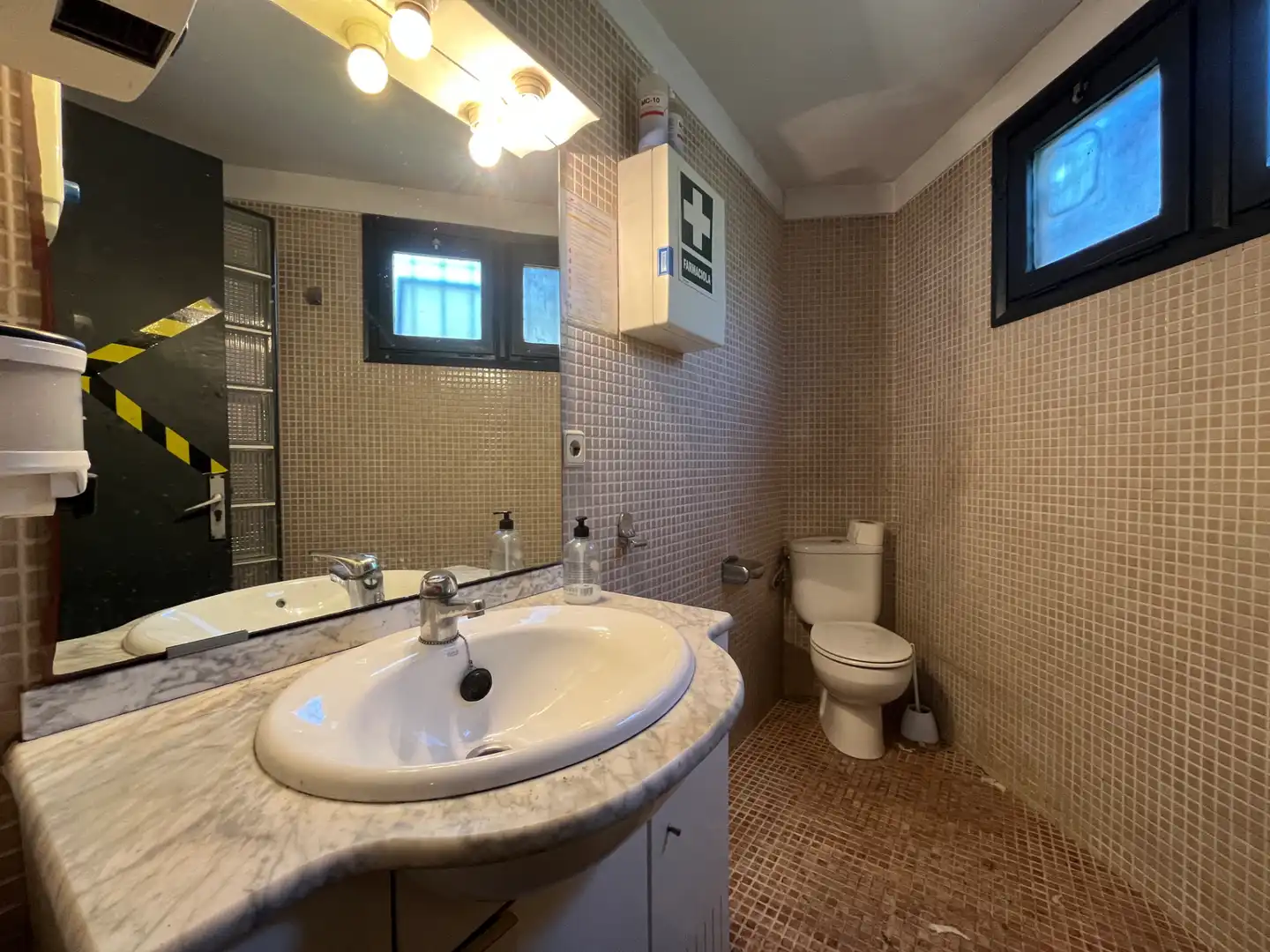 Baño de Nave industrial de alquiler en Girona con Alarma