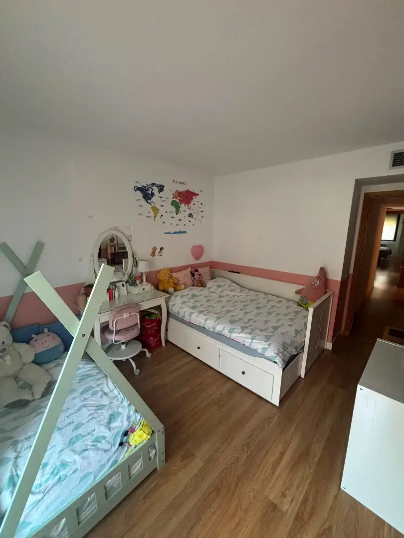 Habitación de Planta baja en venta en Las Rozas de Madrid con Calefacción, Trastero y Piscina comunitaria
