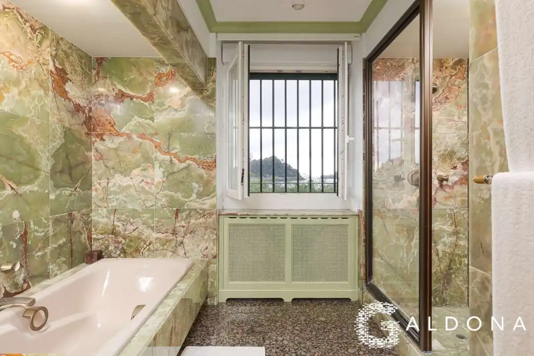 Bany de Casa o xalet en venda en Donostia - San Sebastián  amb Calefacció, Jardí privat i Terrassa
