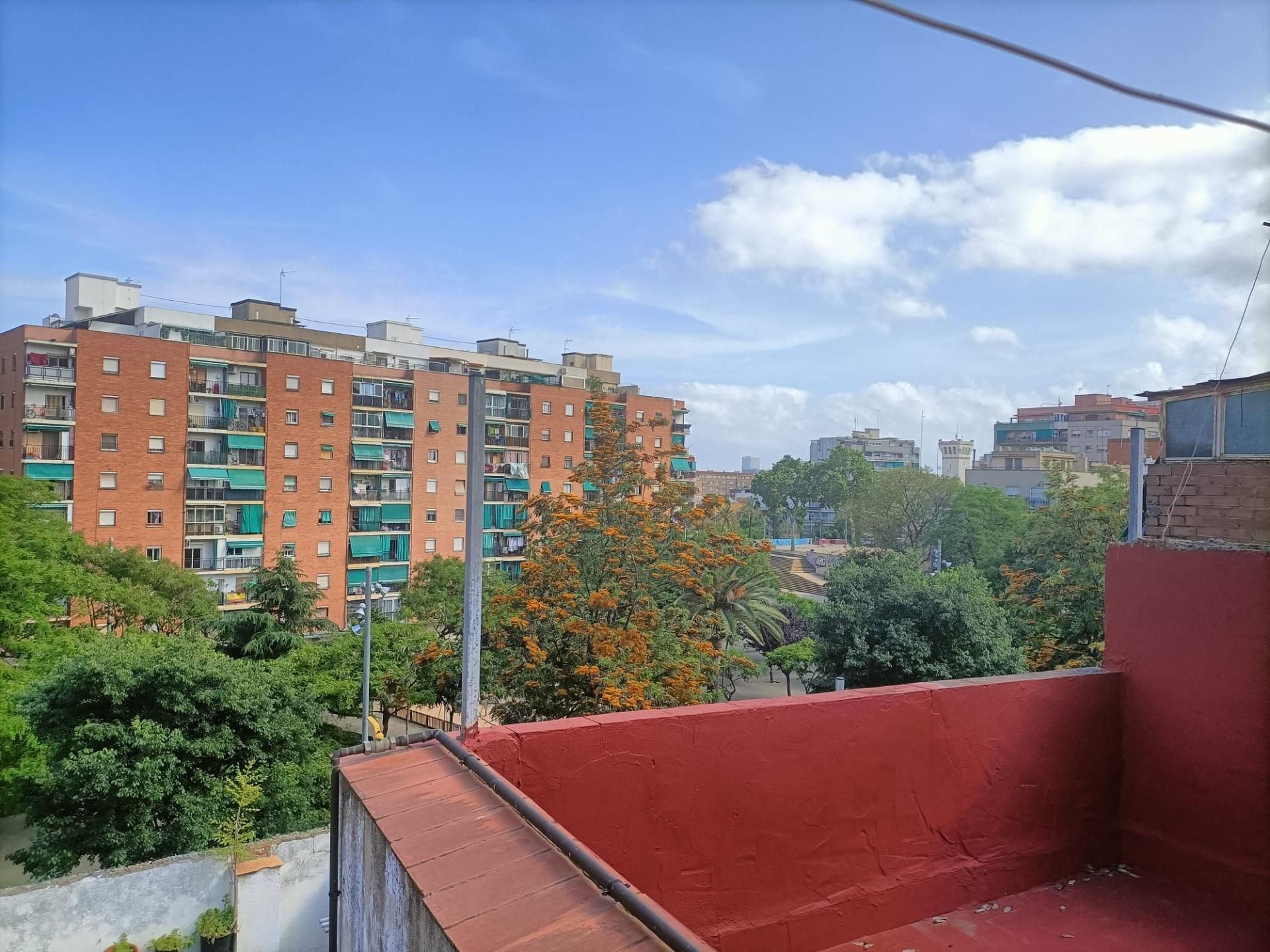 Vista exterior de Casa o xalet en venda en Badalona amb Terrassa