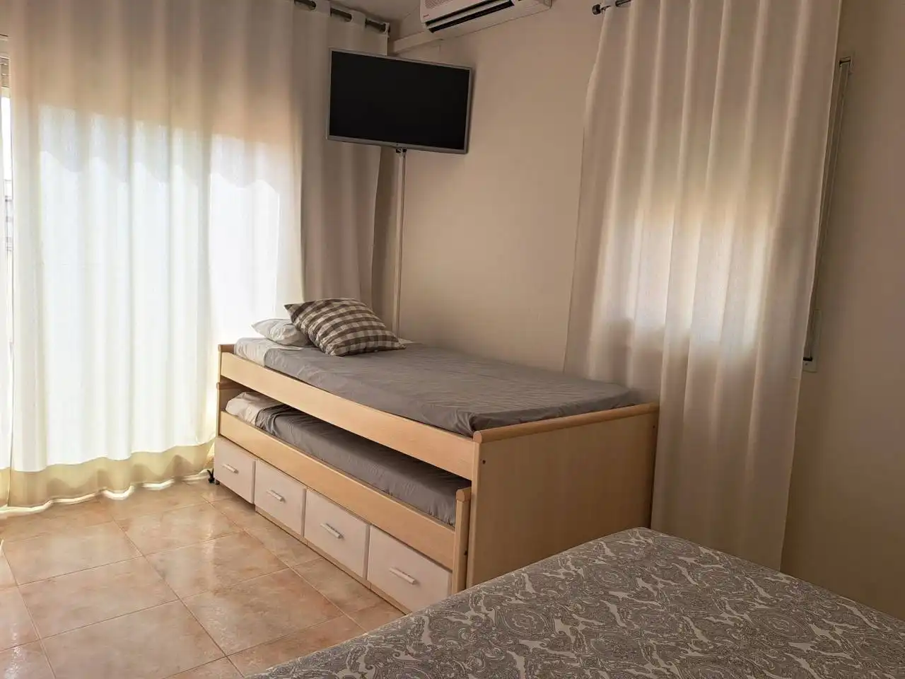 Schlafzimmer von Haus oder Chalet zur Miete in Vilanova i la Geltrú mit Klimaanlage, Heizung und Privatgarten