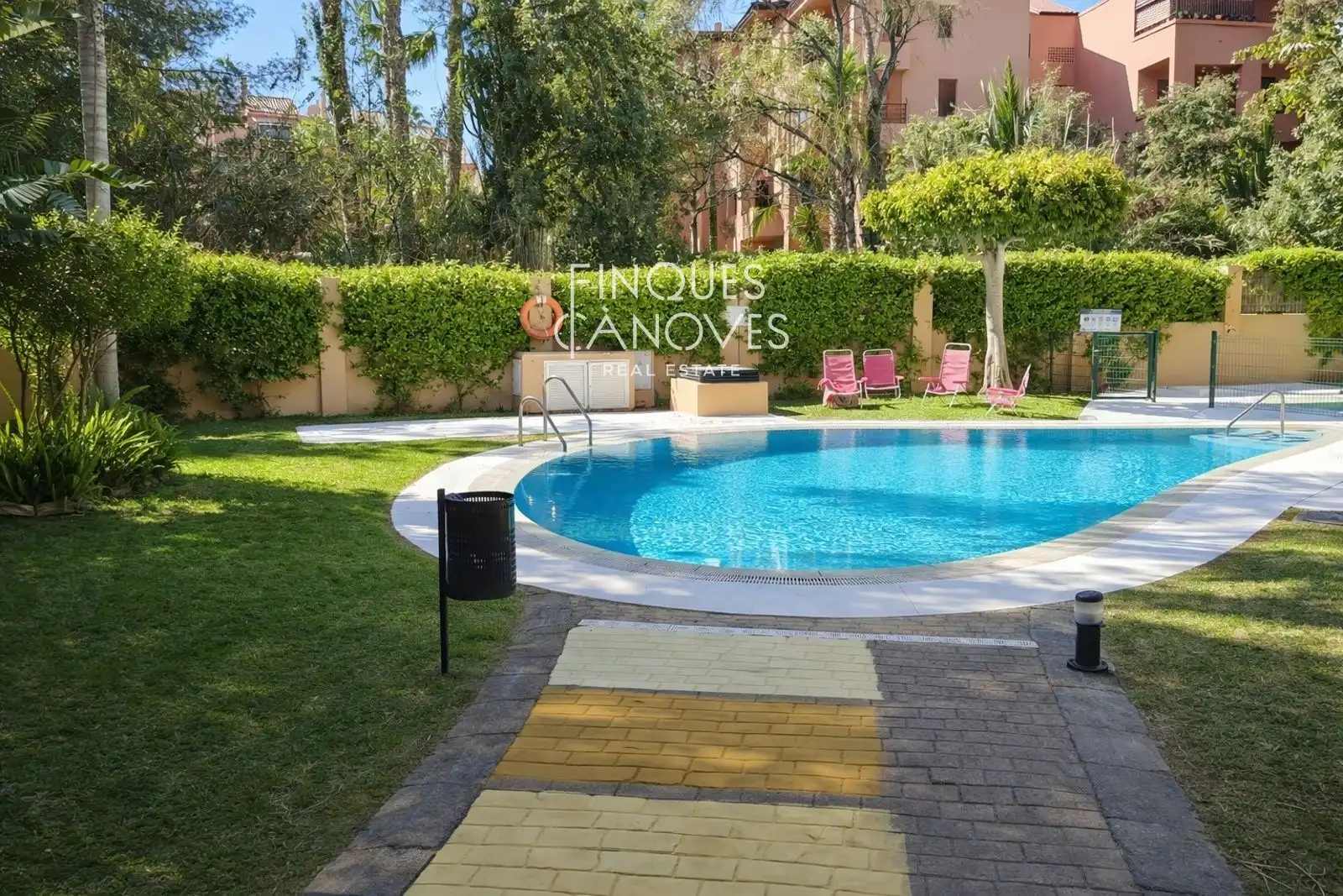Piscina de Pis en venda en Marbella amb Aire condicionat, Jardí privat i Terrassa