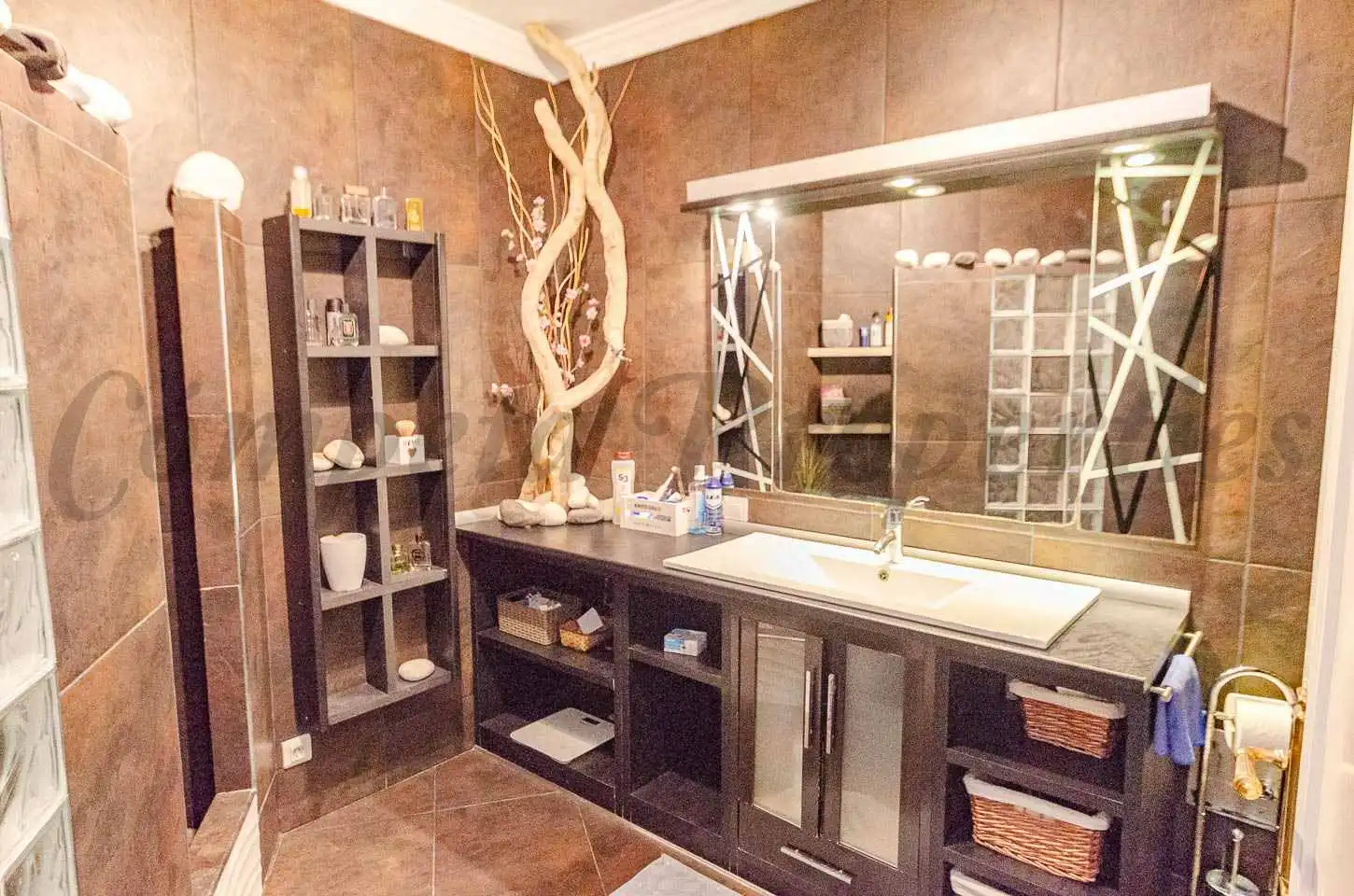 Baño de Piso en venta en Cómpeta con Terraza y Amueblado