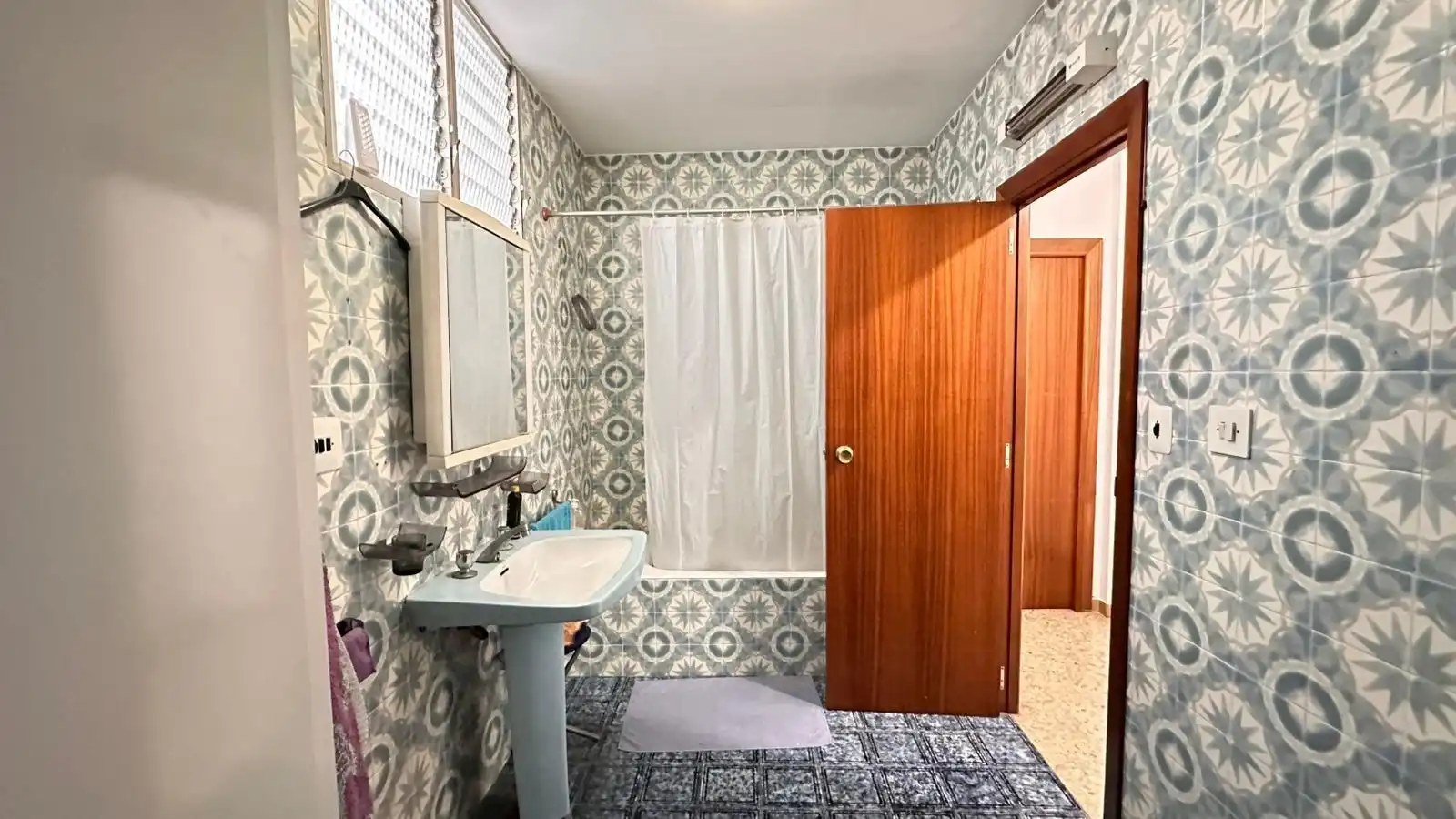 Bathroom of Houses for sale in Carlet  with Terrace, Storage room and Balcony