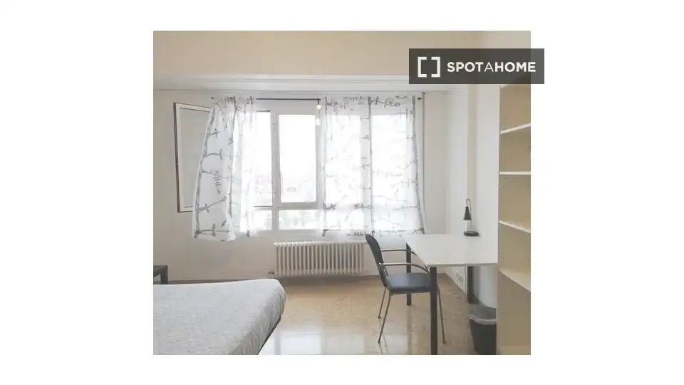 Habitación de Piso de alquiler en Zaragoza con Aire acondicionado, Calefacción y Amueblado