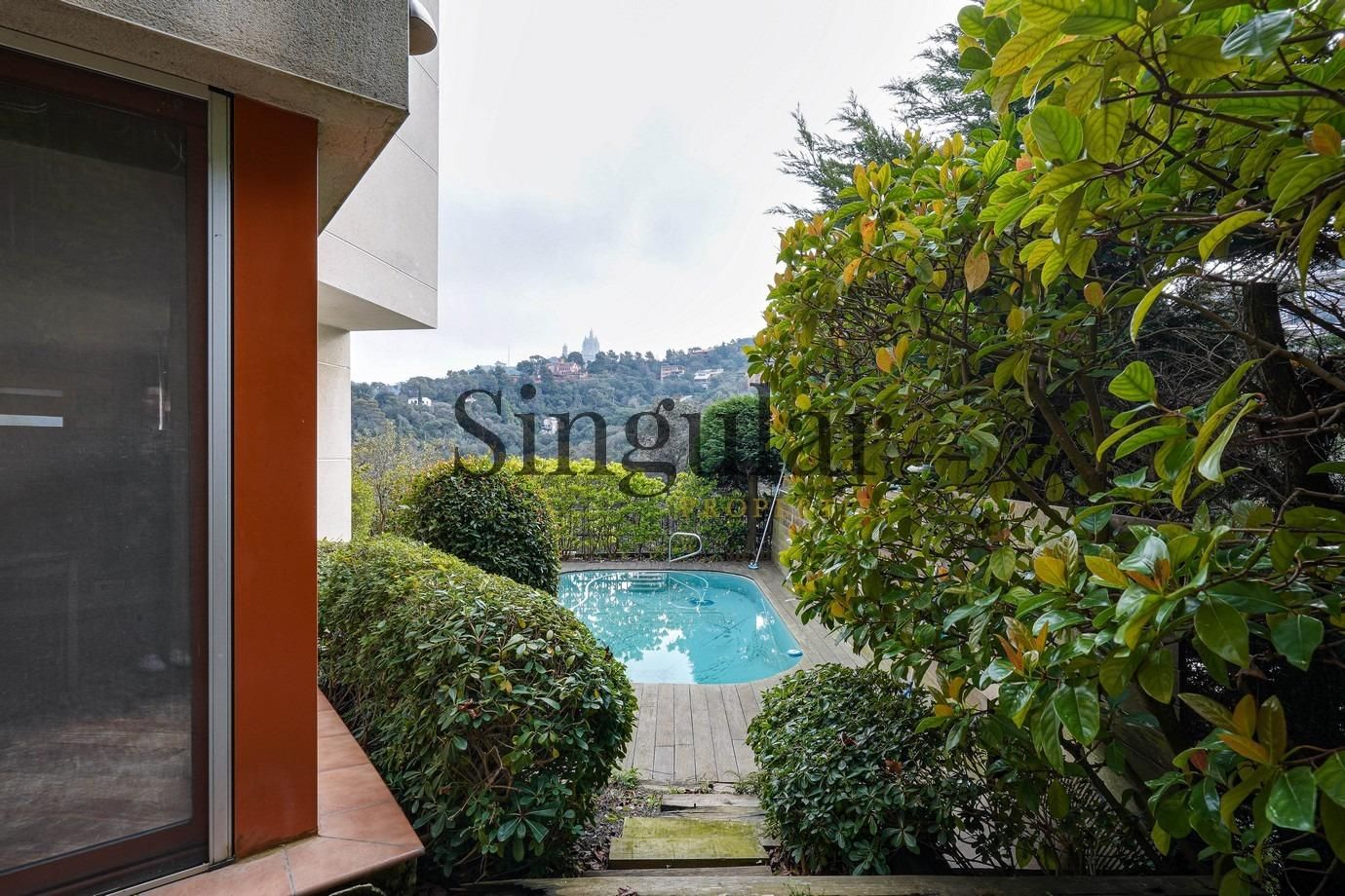 Swimming pool of House or chalet for sale in  Barcelona Capital  with Heating, Private garden and Terrace