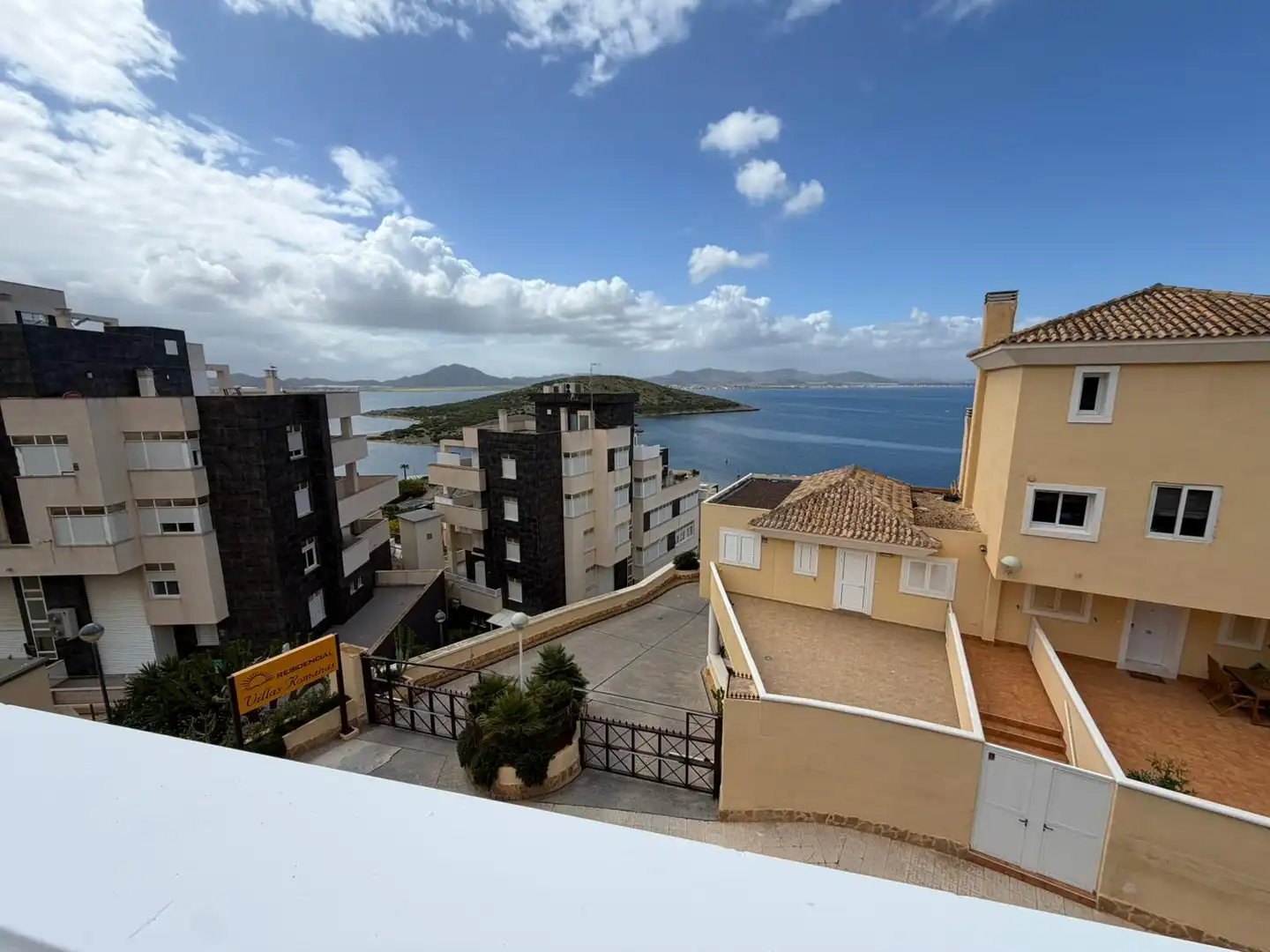 Vista exterior de Piso en venta en La Manga del Mar Menor con Terraza y Piscina comunitaria