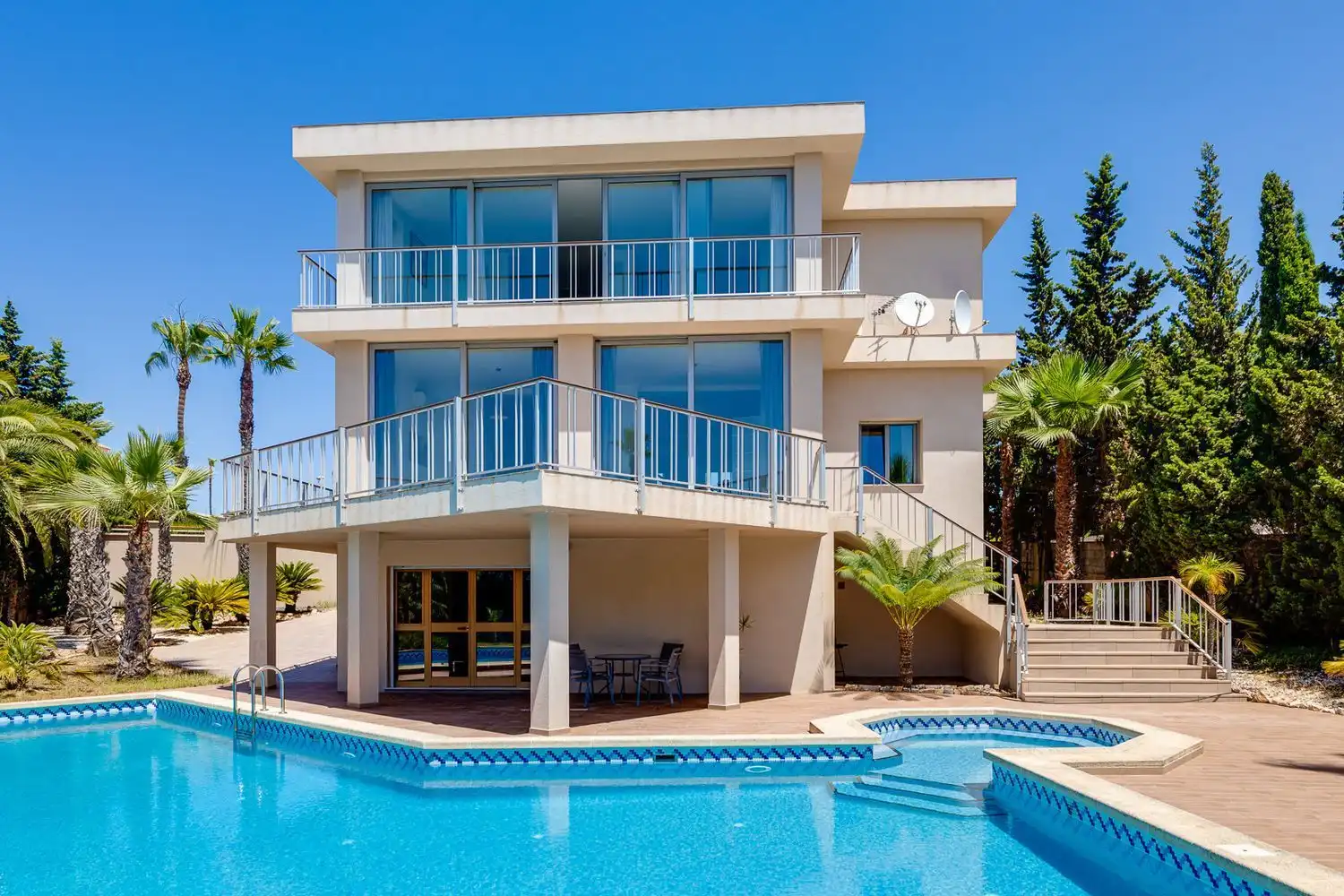 Detached house with pool for sale in Calle Número Siete