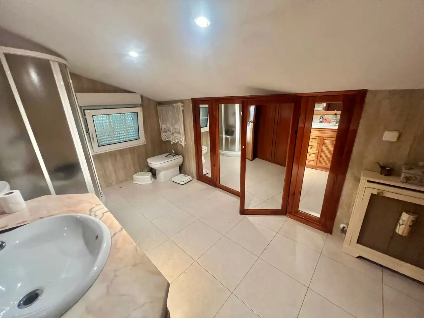 Baño de Casa adosada en venta en Madrid con Aire acondicionado, Calefacción y Jardín privado
