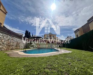 Vista exterior de Casa adosada en venda en Rincón de la Victoria amb Aire condicionat, Terrassa i Piscina comunitària