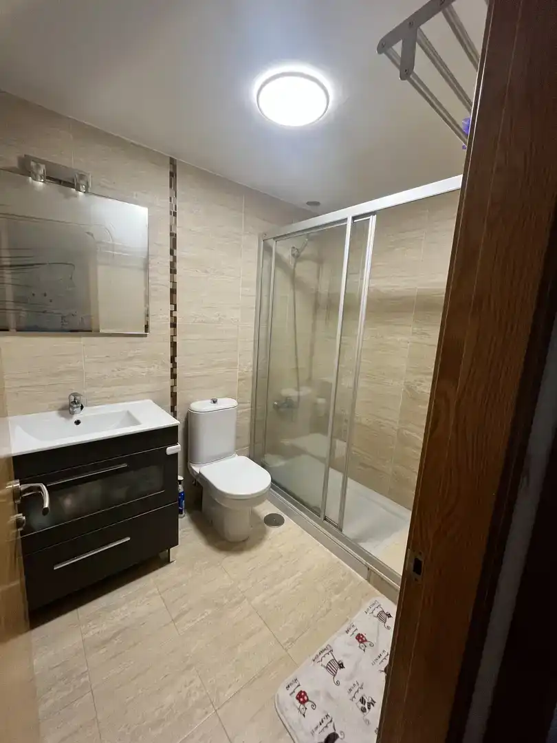 Bany de Apartament per a compartir en Oroso amb Parquet, Traster i Moblat