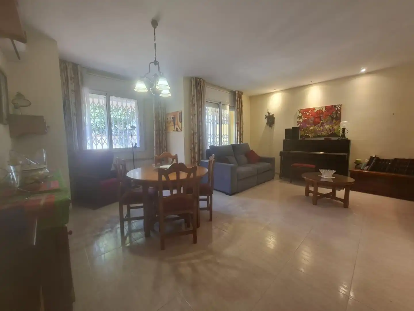 Wohnzimmer von Erdgeschoss zum Verkauf in Palafolls mit Klimaanlage, Heizung und Terrasse
