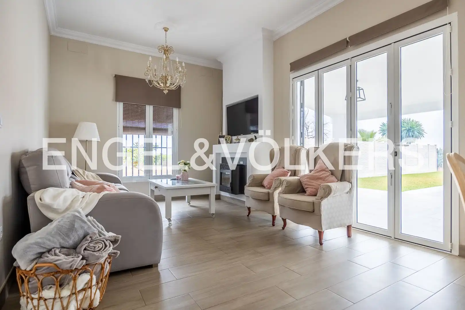 Sala de estar de Finca rústica en venta en Lora del Río con Aire acondicionado, Calefacción y Jardín privado