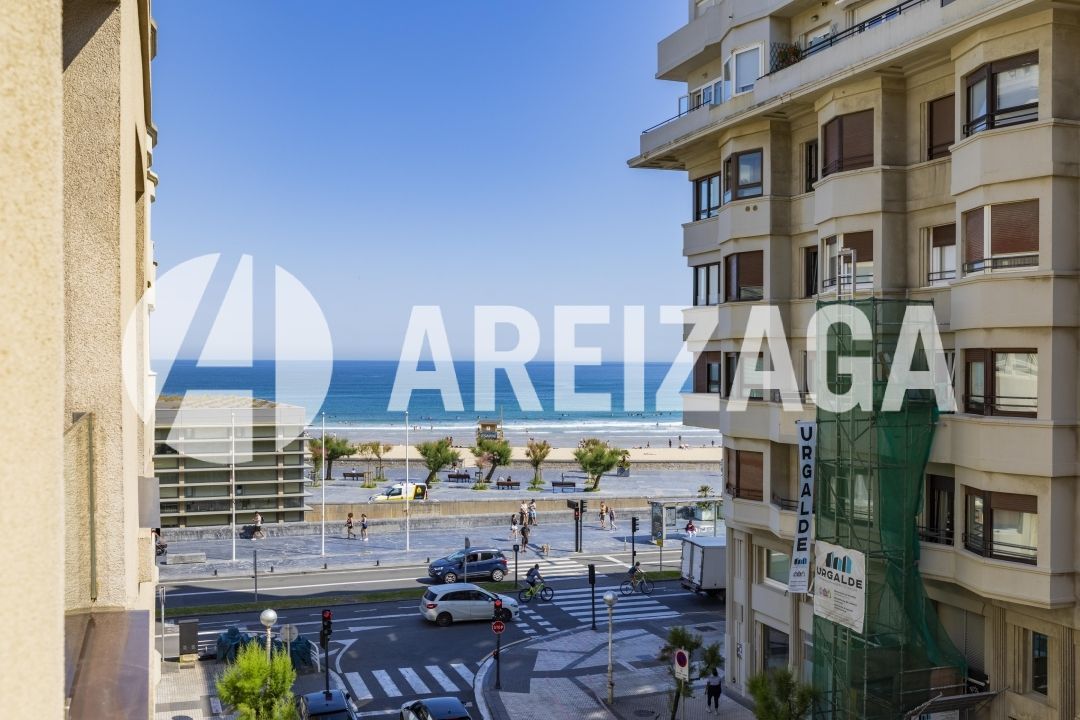 Vista exterior de Pis en venda en Donostia - San Sebastián  amb Calefacció, Terrassa i Balcó