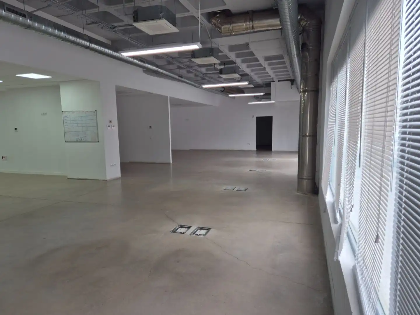 Commercial properties for rent in Utrera  with Air Conditioner and Alarm