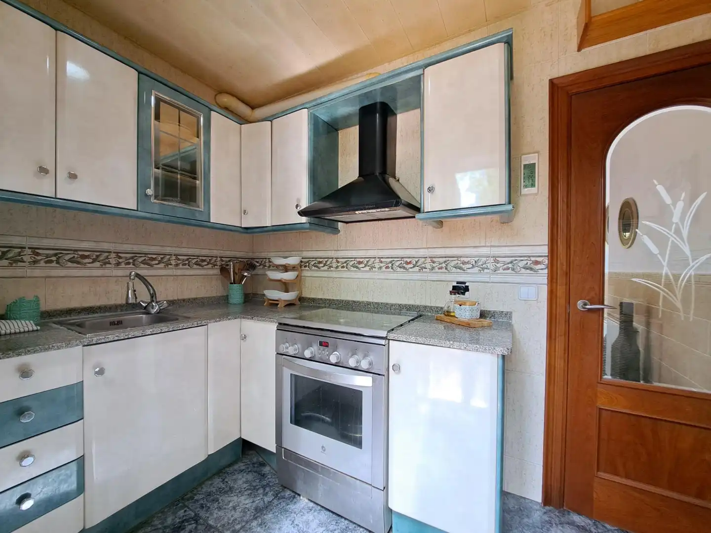 Cuina de Casa o xalet en venda en Castellví de Rosanes amb Calefacció, Jardí privat i Terrassa