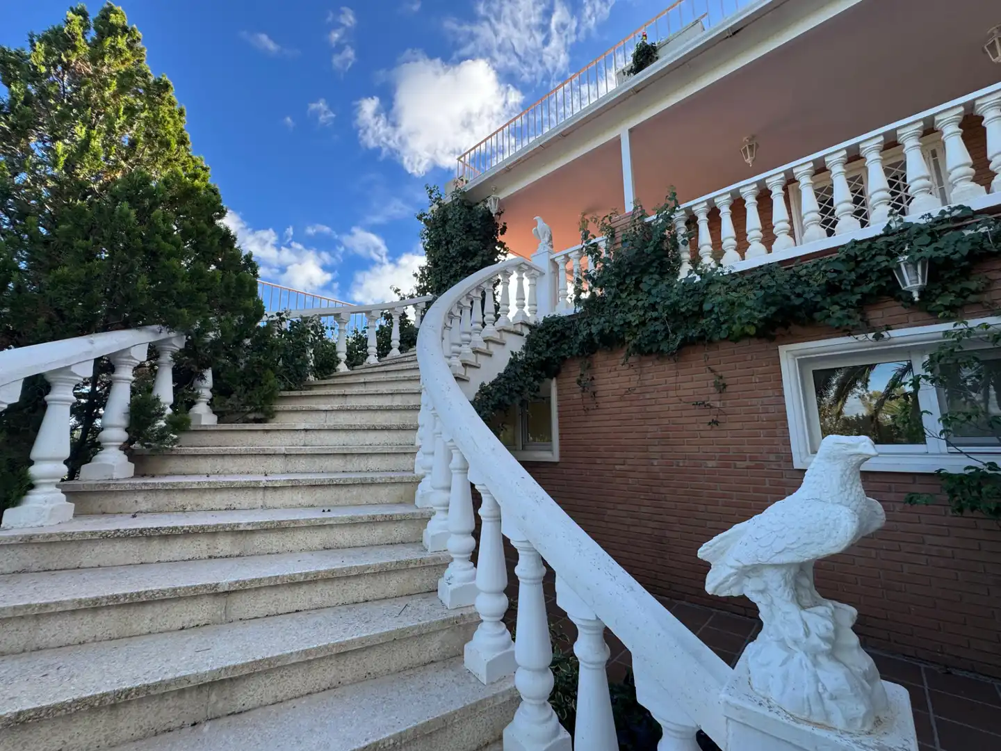 Vista exterior de Casa o xalet en venda en Alhaurín de la Torre amb Aire condicionat, Calefacció i Jardí privat