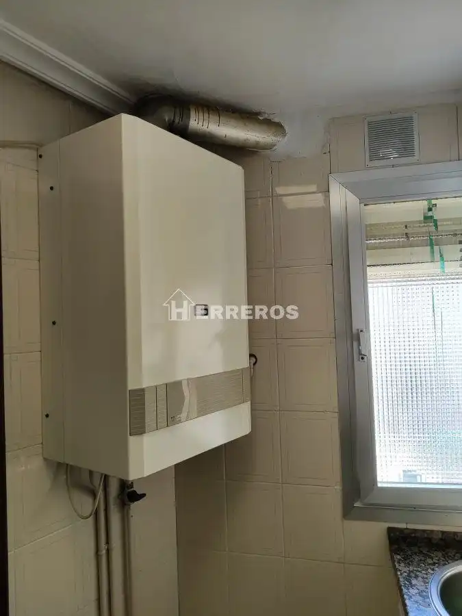 Habitación de Apartamento en venta en  Logroño con Calefacción y Amueblado